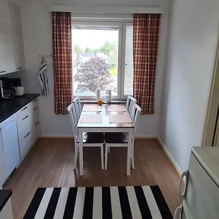 Renovated Handy Spacious 3 For Tourists, Workers And Students Apartment *