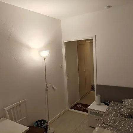 Renovated Handy Spacious 3 For Tourists, Workers And Students Lägenhet *