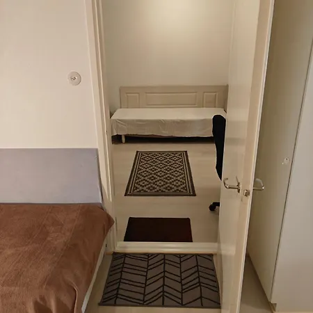 Renovated Handy Spacious 3 For Tourists, Workers And Students Apartment *