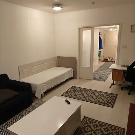 Renovated Handy Spacious 3 For Tourists, Workers And Students Apartment *