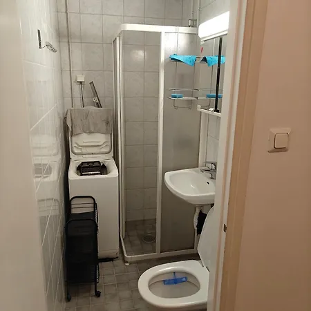 Renovated Handy Spacious 3 For Tourists, Workers And Students Lägenhet