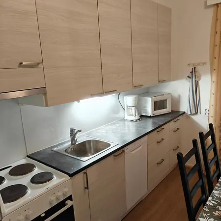 Renovated Handy Spacious 3 For Tourists, Workers And Students Apartment