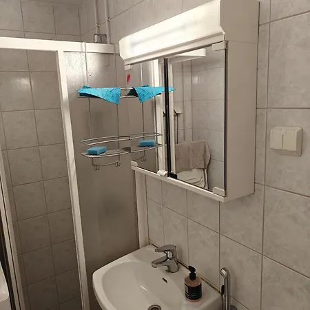 Renovated Handy Spacious 3 For Tourists, Workers And Students Apartment