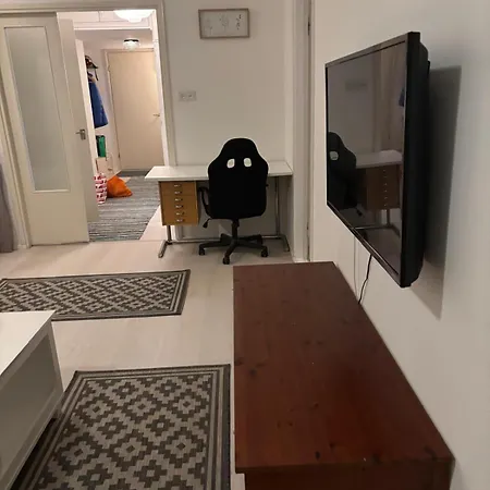 Renovated Handy Spacious 3 For Tourists, Workers And Students Apartment